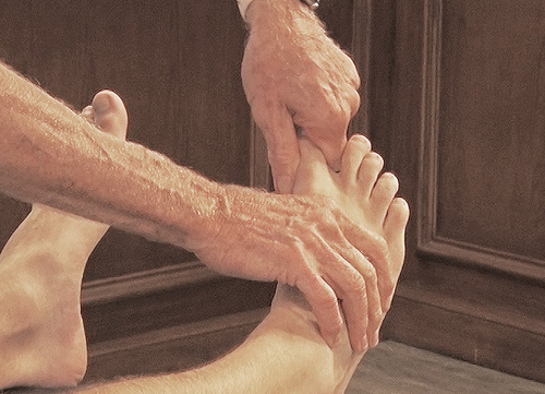 Fig. 4 - Assessing big toe joint play